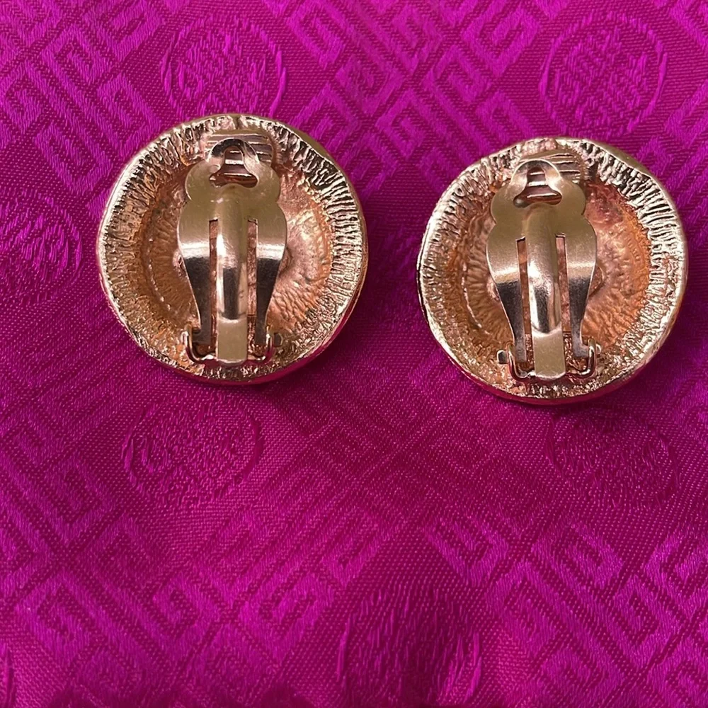 Large Chanel vintage gold clip on earrings